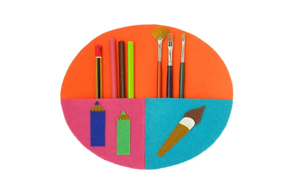 organizador de pared para lapices y pinceles hecho con fieltro de colores