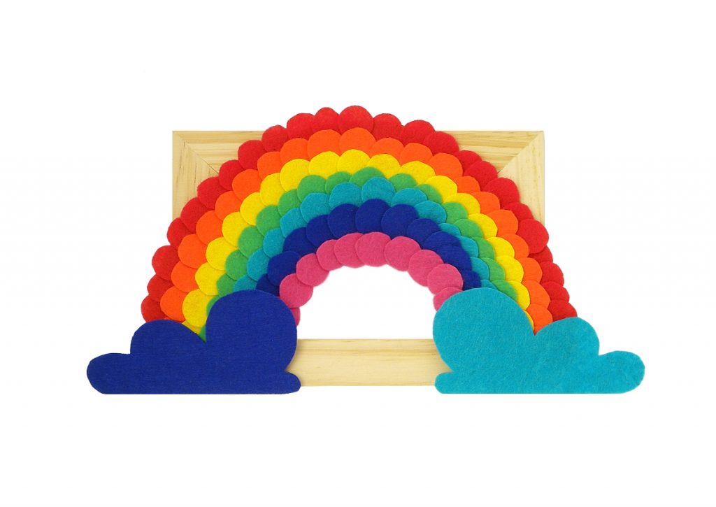 cuadro decorativo de un arcoiris hecho con fieltro de colores y un marco de madera