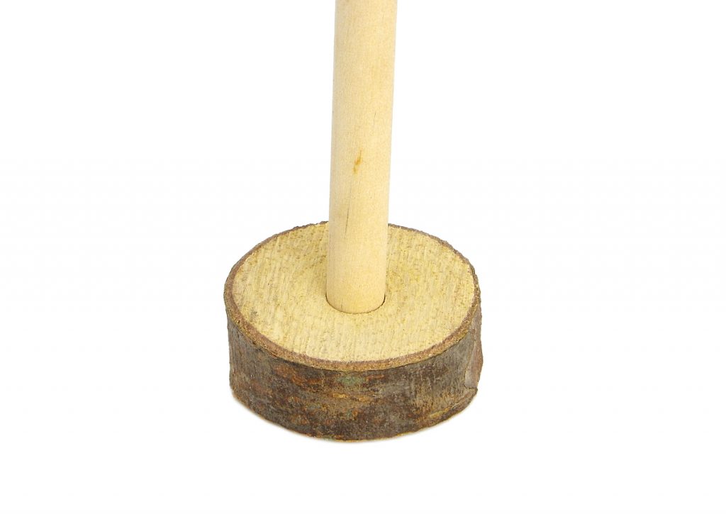 rodaja de madera pino perforada y palo redondo para hacer portallaves