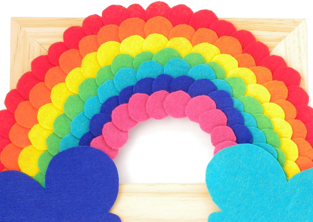 vista de cerca del cuadro de un arcoiris hecho con fieltro de colores