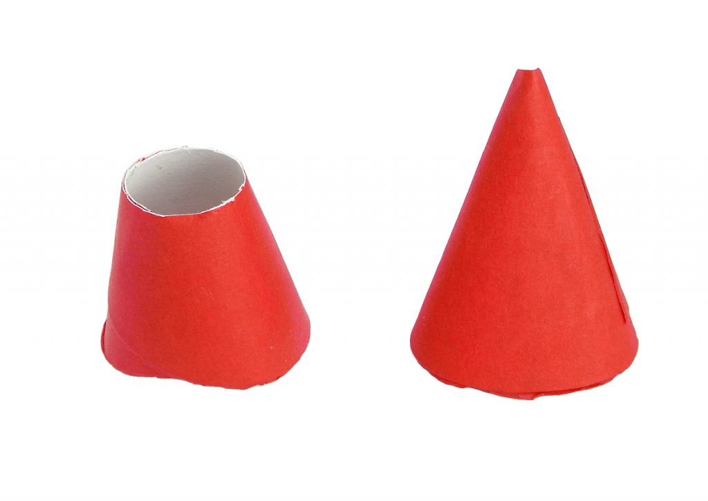conos de cartulina cubiertos con papel de seda rojo para hacer partes del cohete de tintin