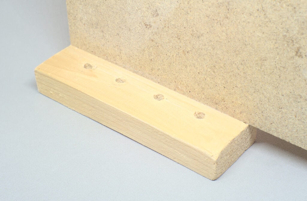 pieza extra de madera con orificios para panel de herramientas