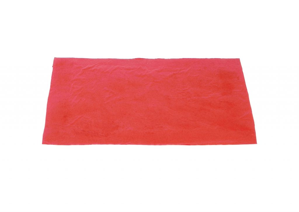 trozo cuadrado de blanco con papel de seda rojo pegado