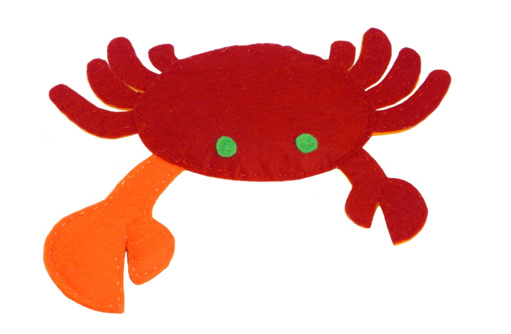 muñeco de peluche de un cangrejo violinista hecho con fieltro de colores