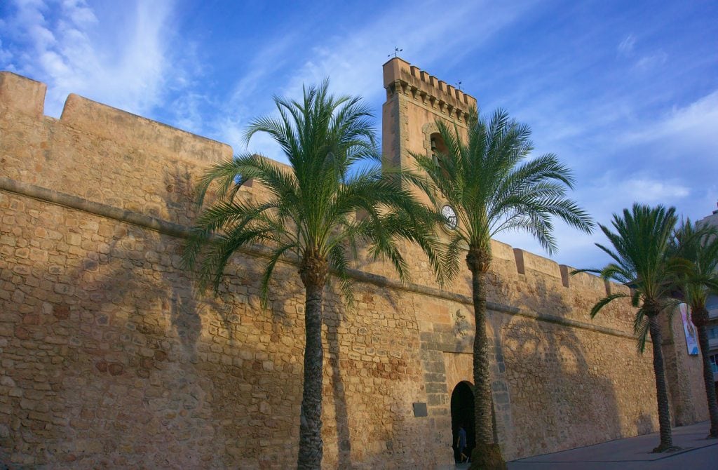fachada principal de la muralla del castillo fortaleza de santa pola