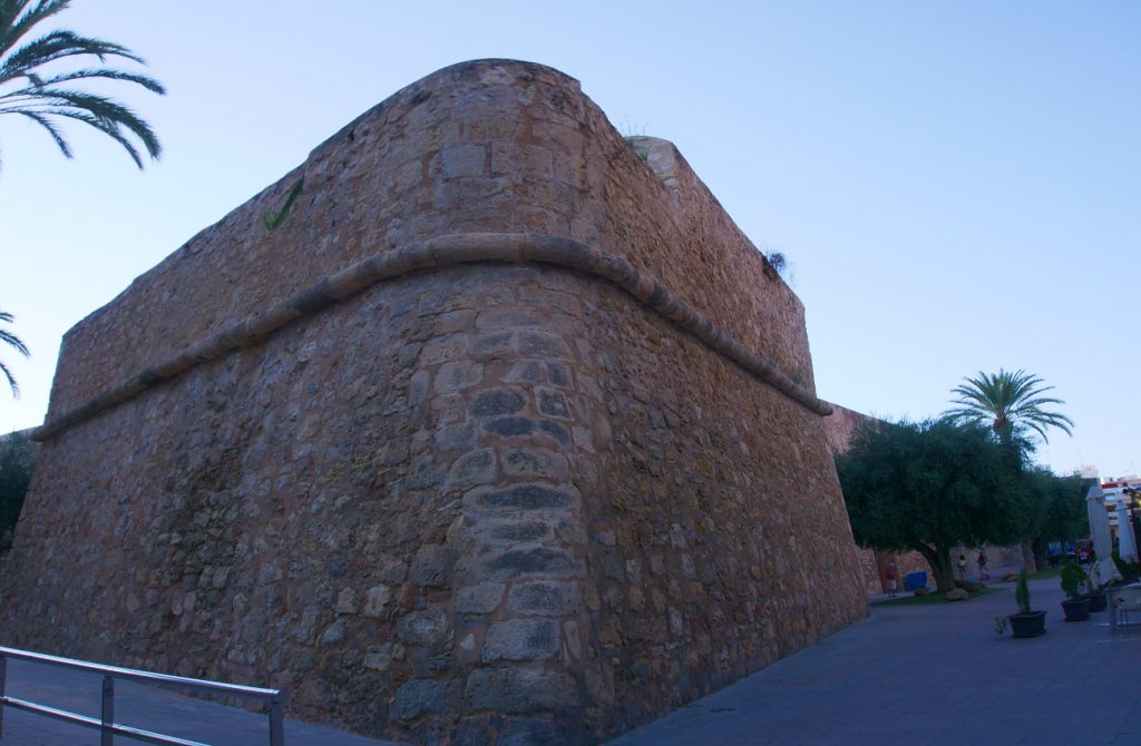 punta de flecha de la muralla del castillo fortaleza de santa pola