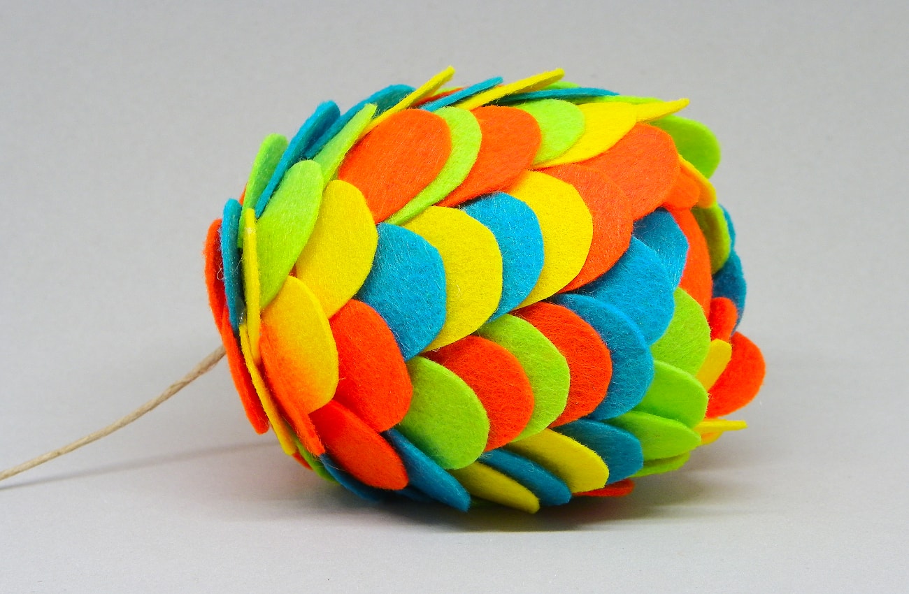 bola de navidad de 70 mm hecha con escamas de colores de fieltro