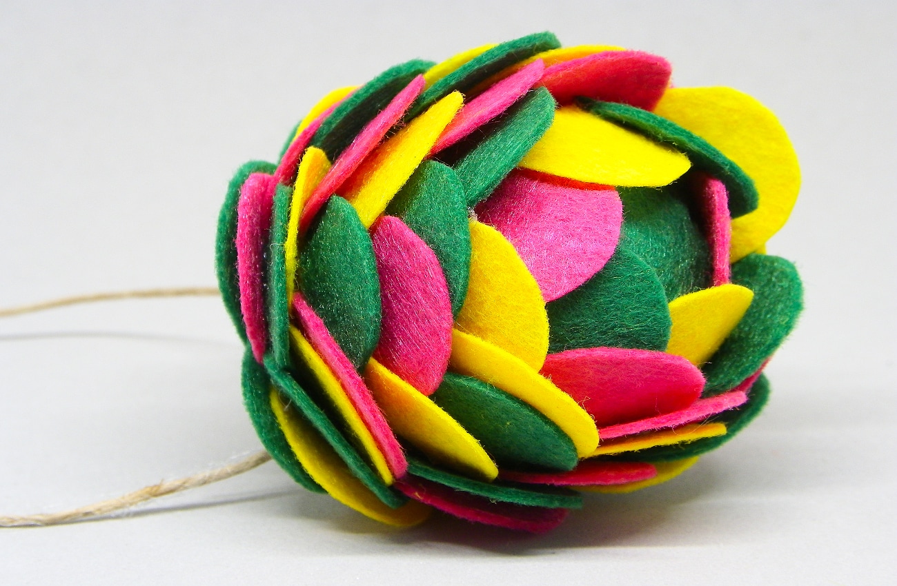 bola de navidad de tres colores hecha con fieltro de colores