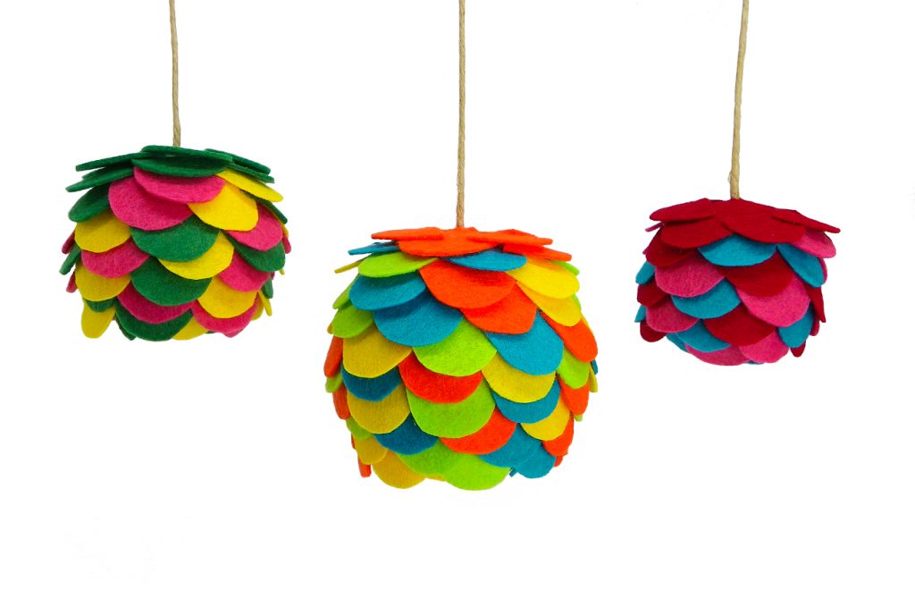 bolas de navidad hechas con fieltro de colores