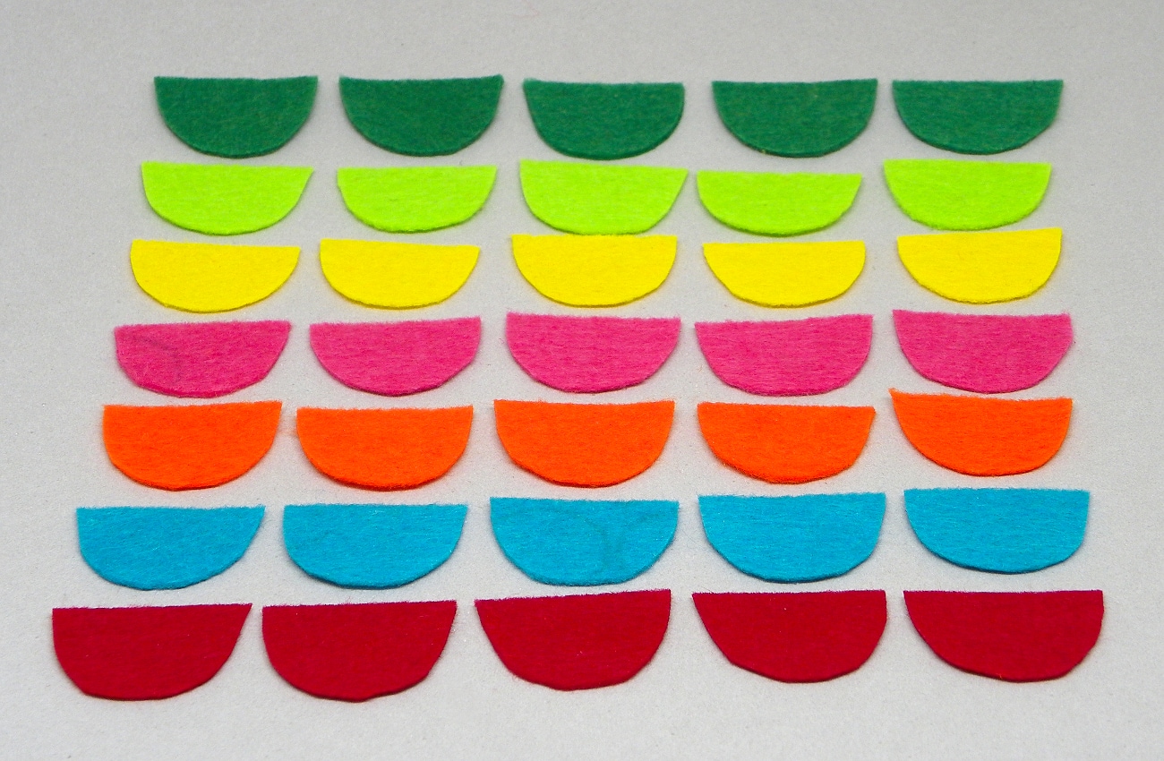 escamas de fieltro de colores para hacer bolas de navidad