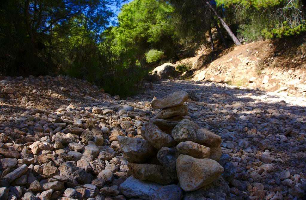 hito de piedras que marca el camino por el barranco de paco mañaco santa pola