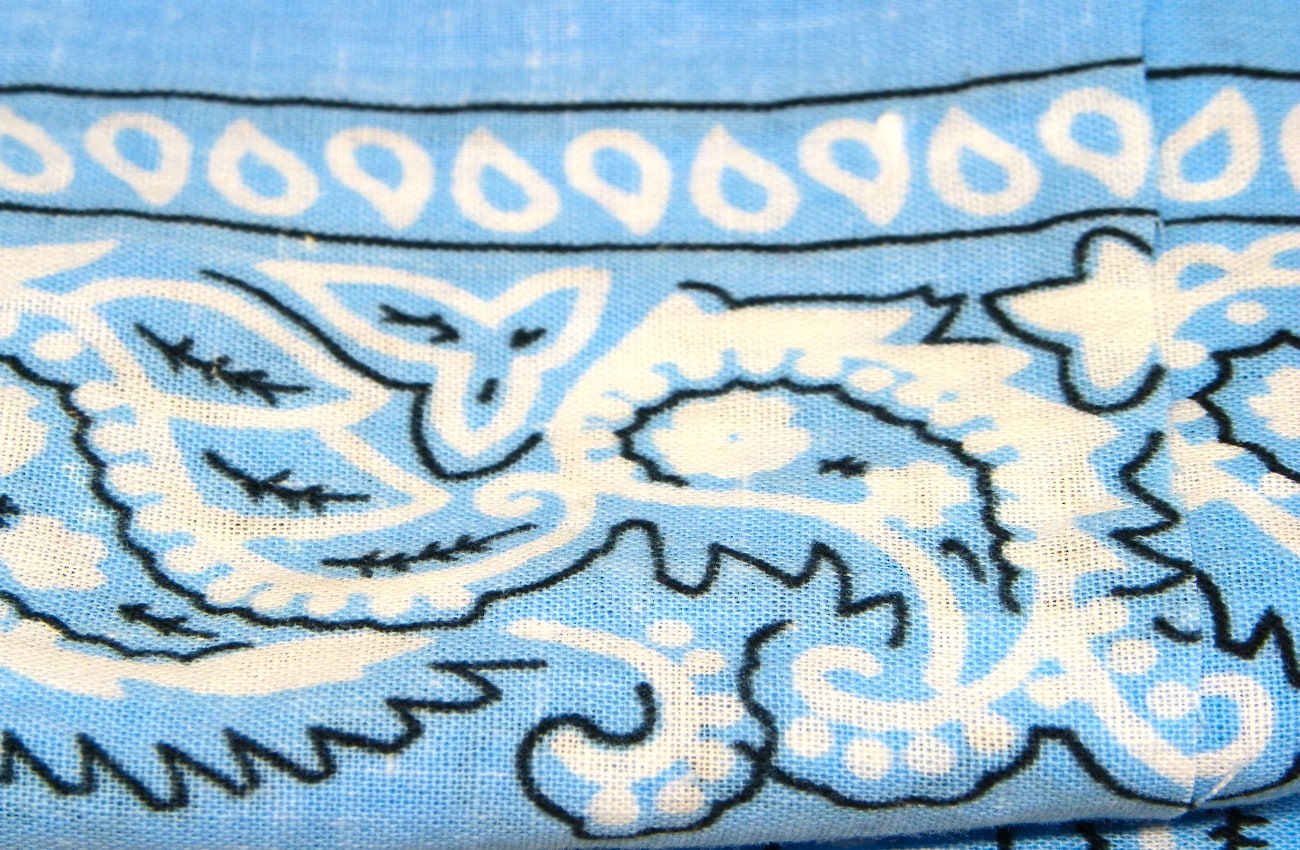 pañuelo azul de algodon para hacer broche de libelula