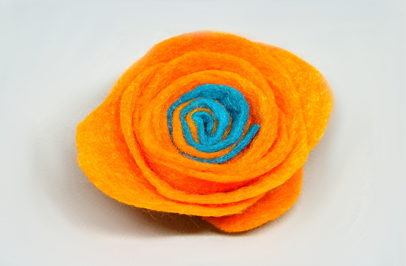 flor naranja y azul de fieltro para centro de mesa1