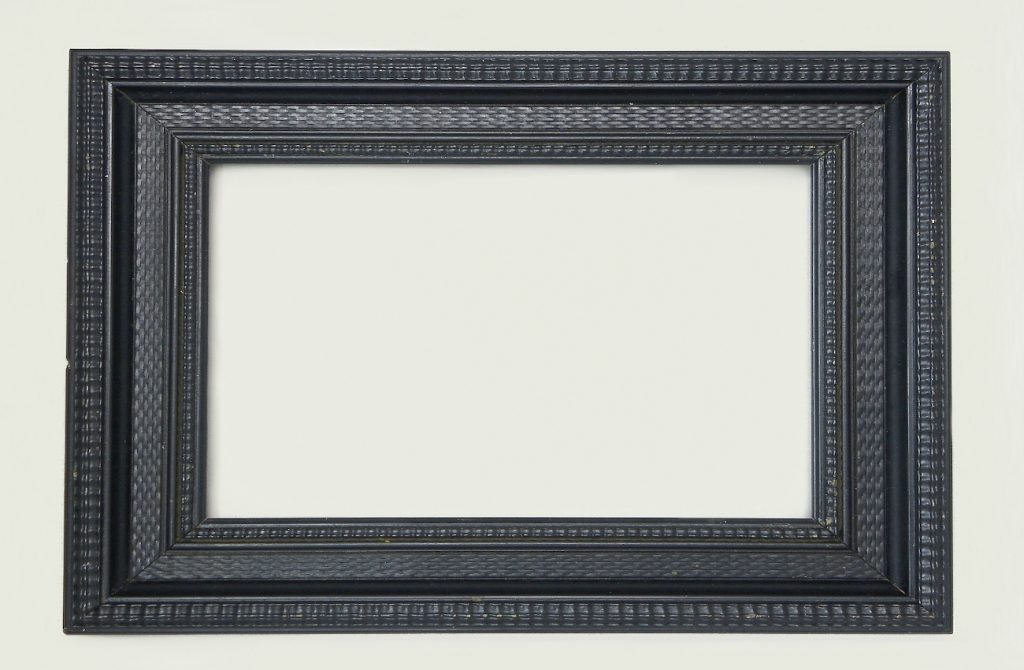 marco de madera lacado en negro mate para hacer cuadro floral con piñas secas