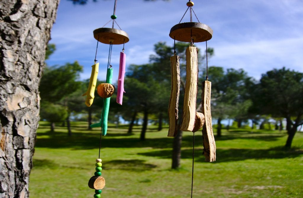 moviles de viento hechos con ramas secas cascaras de nuez y rodajas de madera