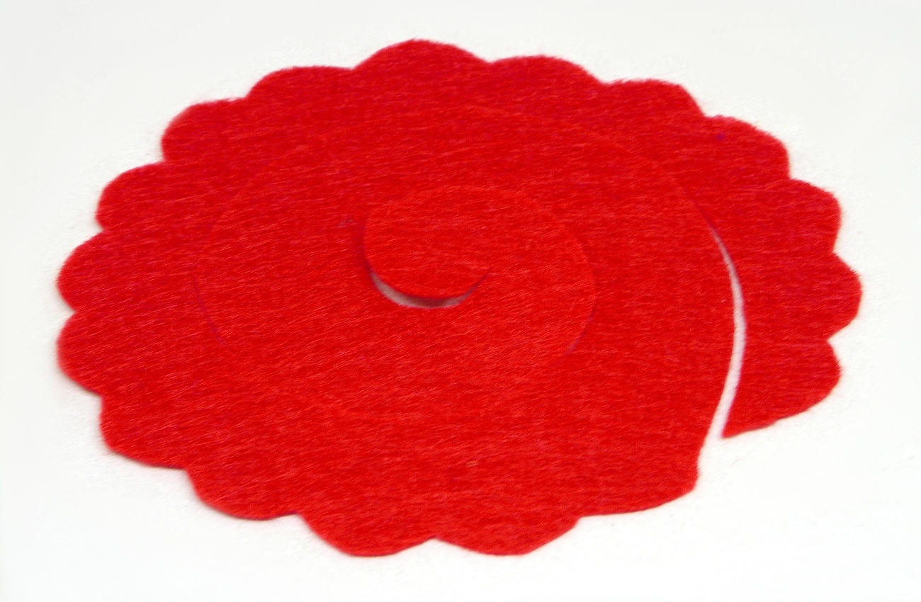 pieza de fieltro rojo recortado con forma ondulada para hacer flor1
