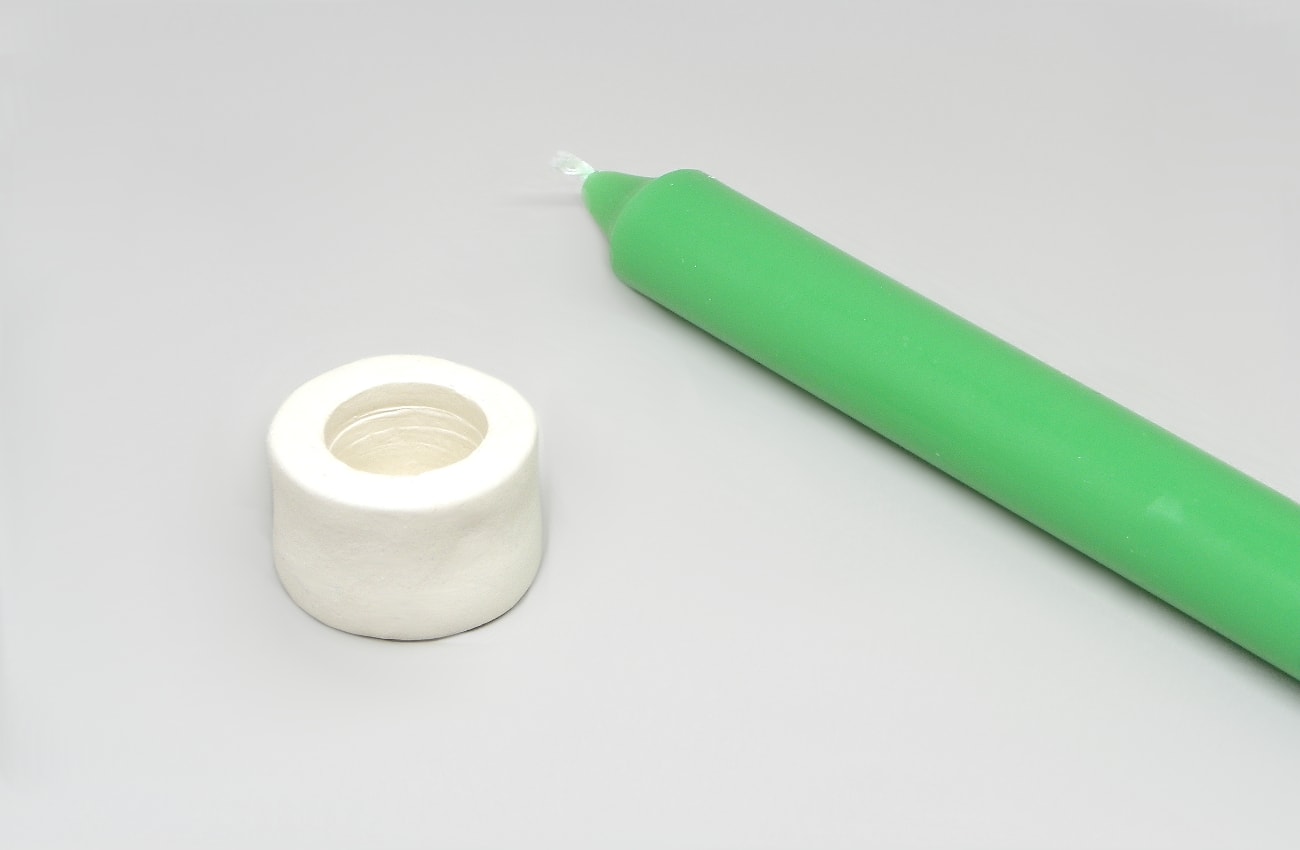 soporte para vela alargada hecho con pasta de modelar para un modelo de candelero