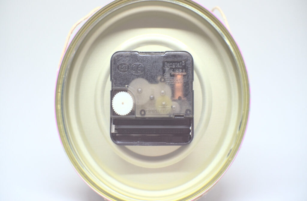 mecanismo de reloj colocado en el interior de una lata de conservas