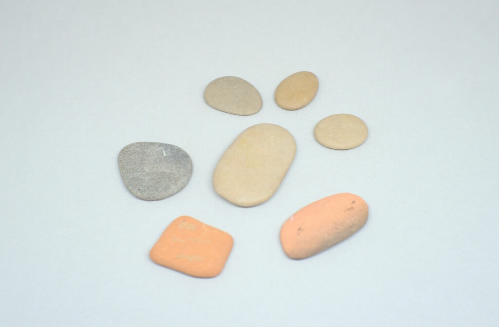piedras planas de diferentes tamaños formas y colores