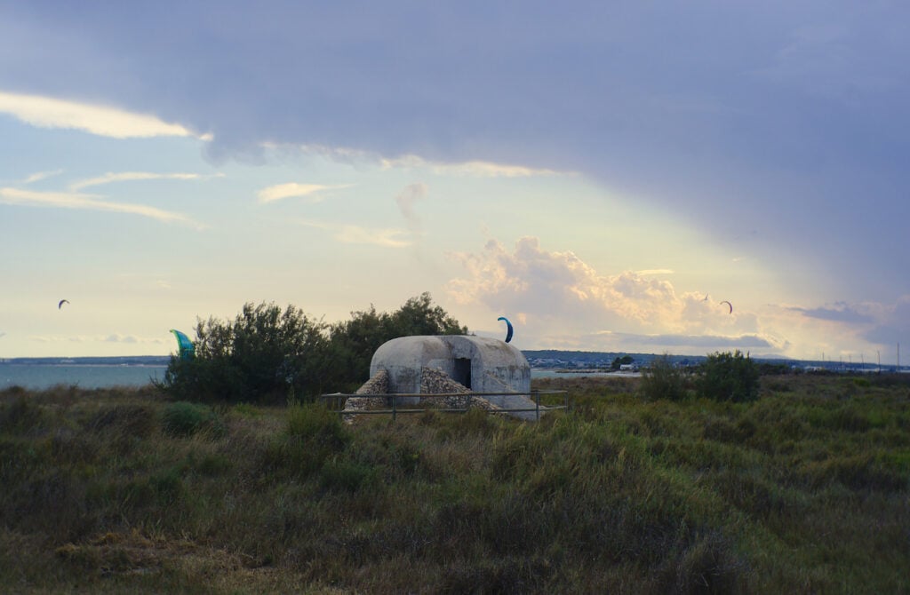 estructura militar de artilleria en la playa de la gola en santa pola