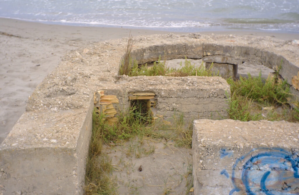 estructura militar en la playa de la gola en santa pola