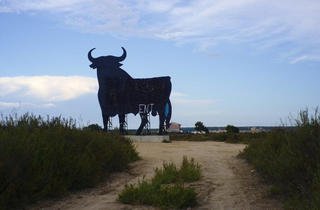 estructura publicitaria del toro de osborne en santa pola junto a carretera n332