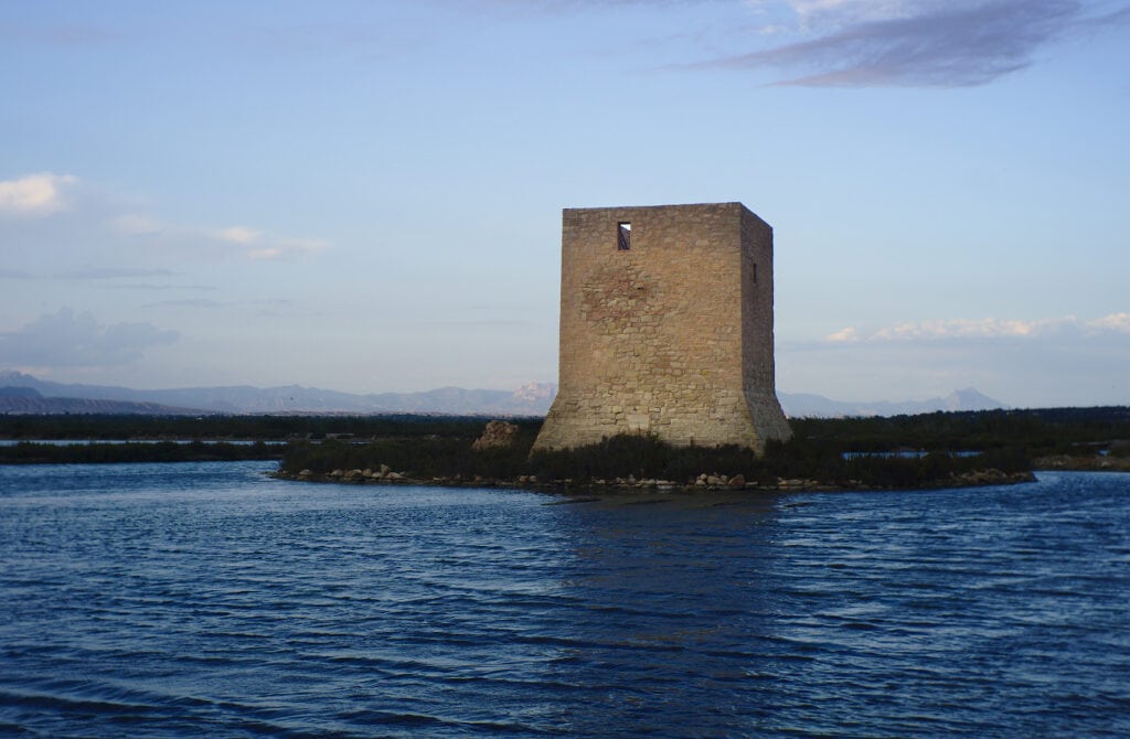 torre vigia del tamarit en laguna del parque natural de las salinas de santa pola