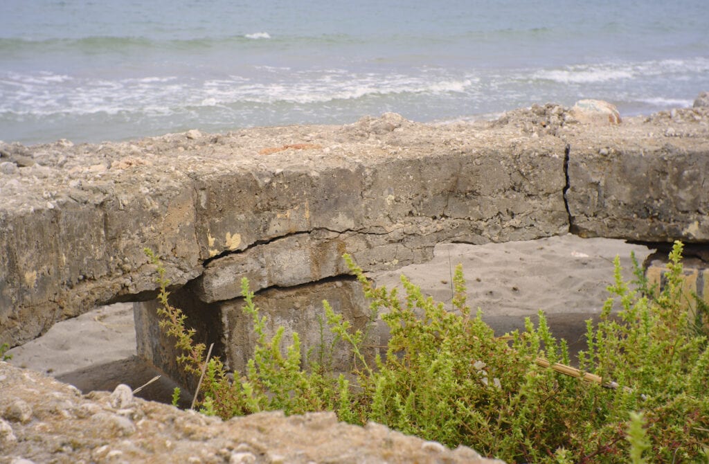 vista de cerca de la estructura militar situada en la playa de la gola en santa pola
