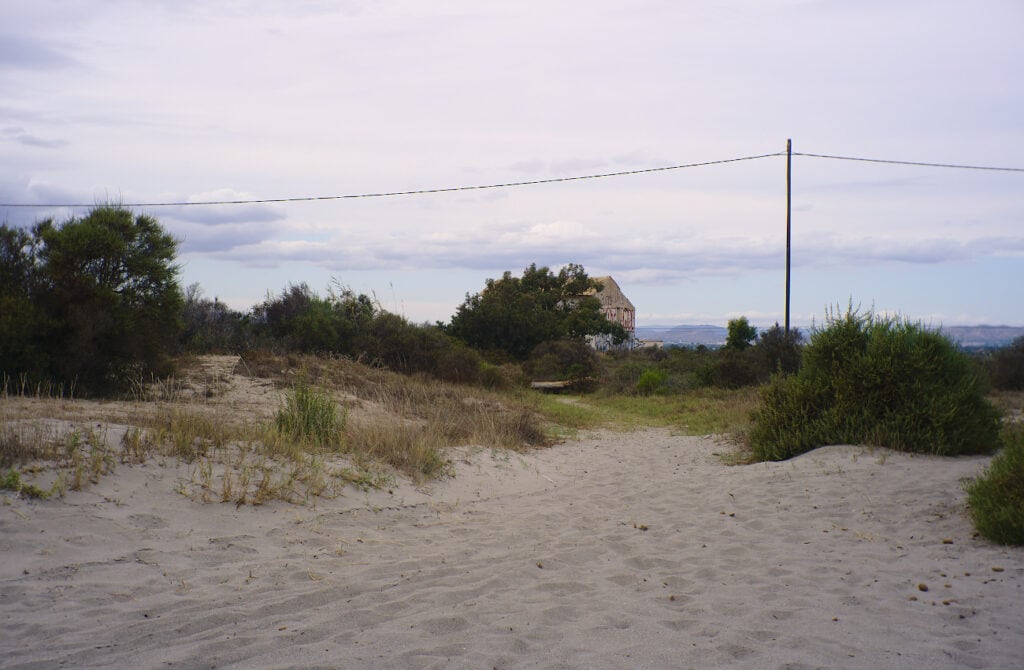 vista de la casona abandonada desde la linea de costa en santa pola