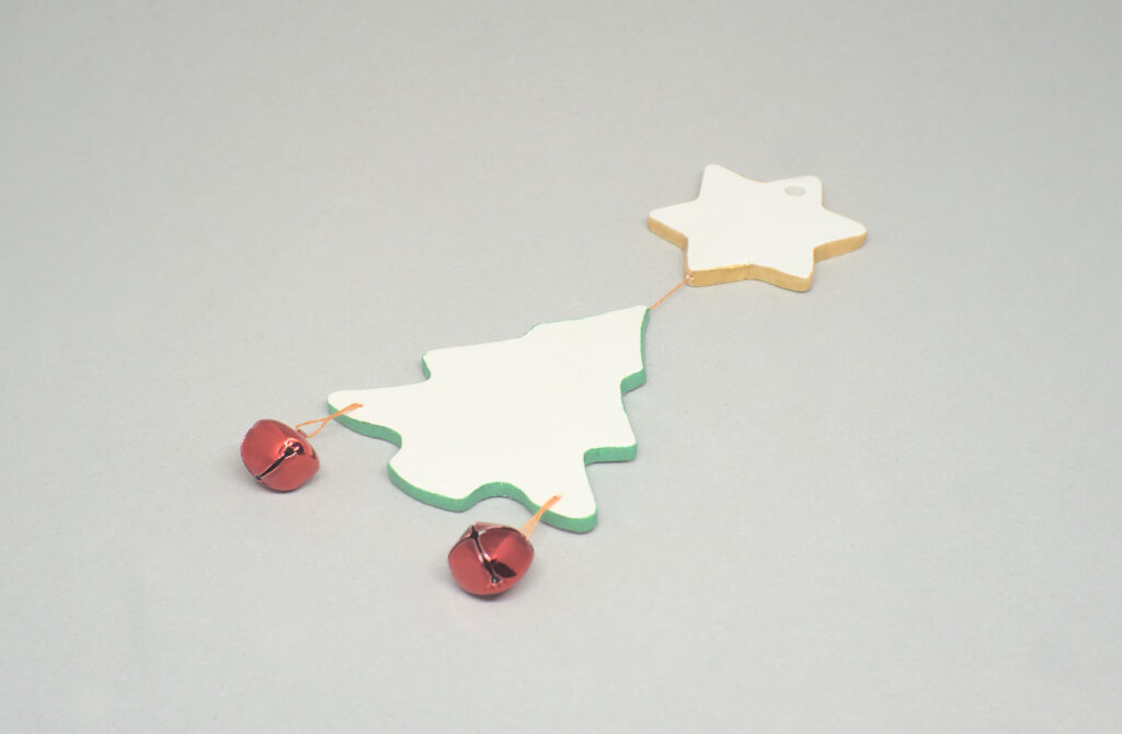figura de navidad de un arbol y estrella hechas con pasta para modelar