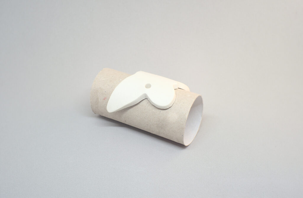 figura de pasta de modelar sobre cono de carton para dar forma
