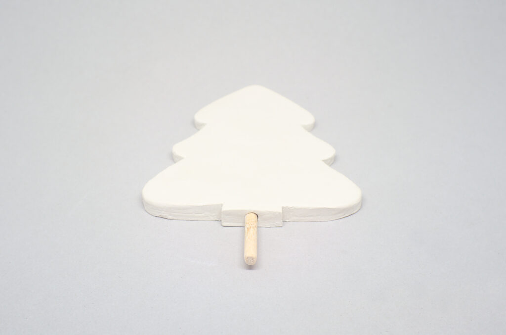 figura hecha con pasta para modelar de arbol navideño con espiga