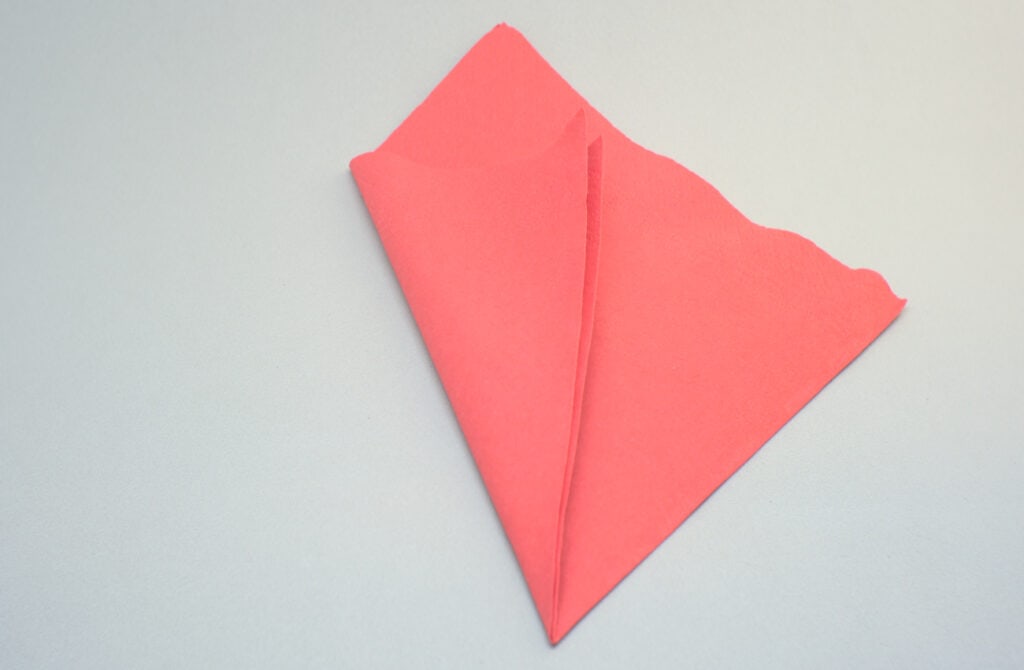 servilleta de papel con una doblez