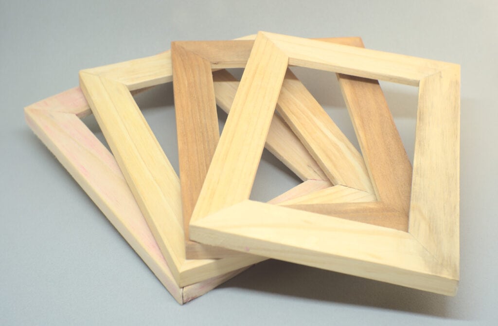 cuatro marcos de madera para fotografias