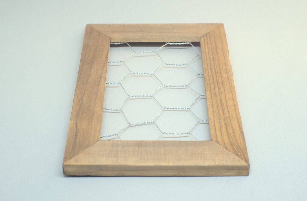 marco de madera envejecido con betun de judea