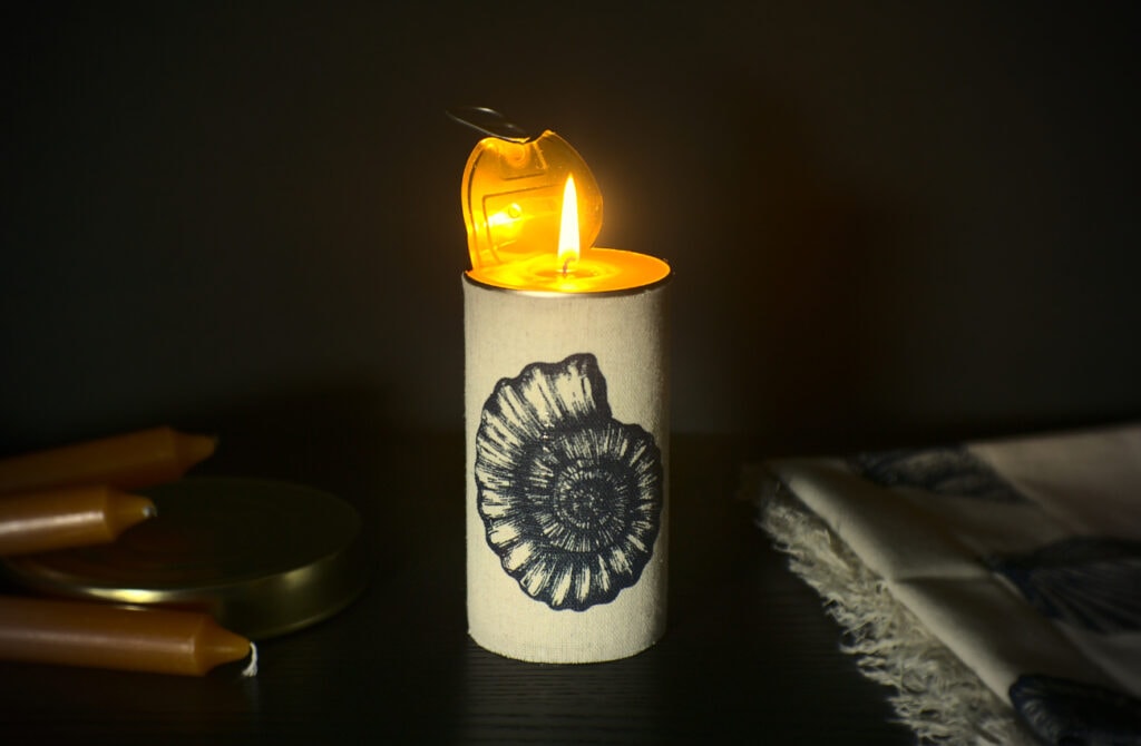 vela decorativa hecha con una lata de conservas y tela estampada