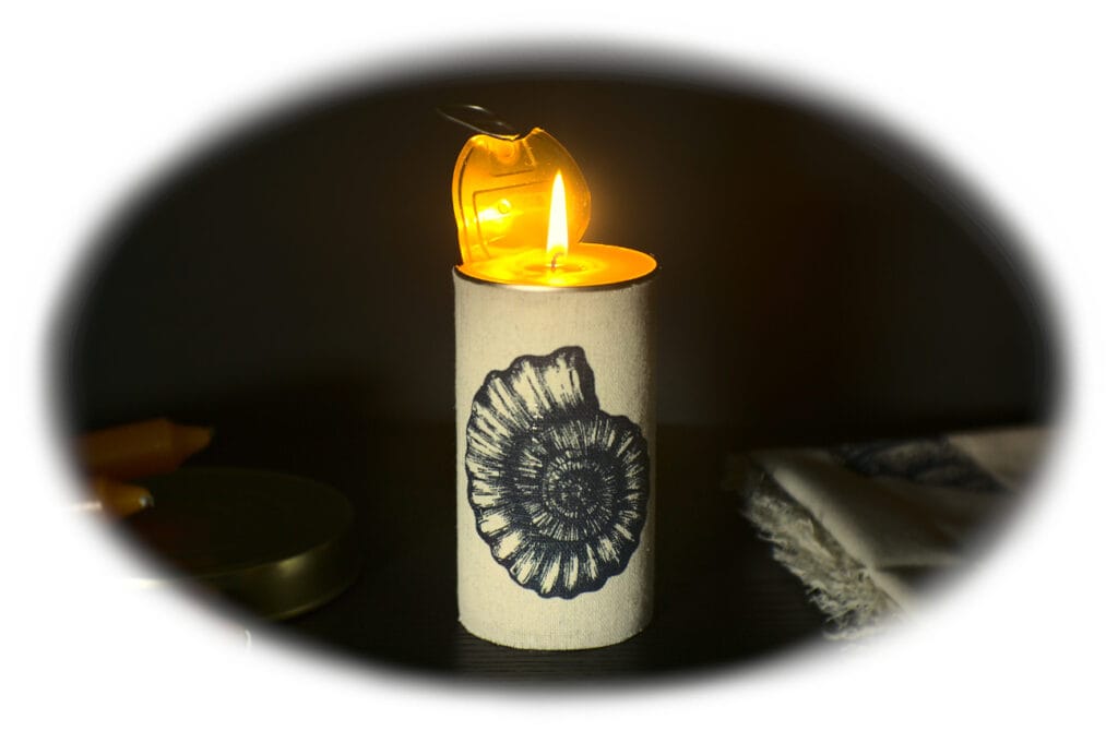 vela decorativa hecha con lata de conservas y tela estampada