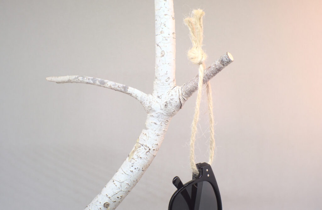 rama seca de pino con colgador de cuerda de yute