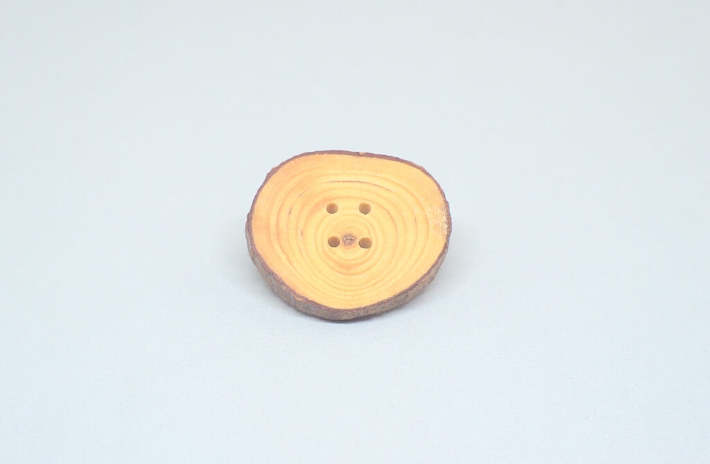 boton de madera con cuatro agujeros