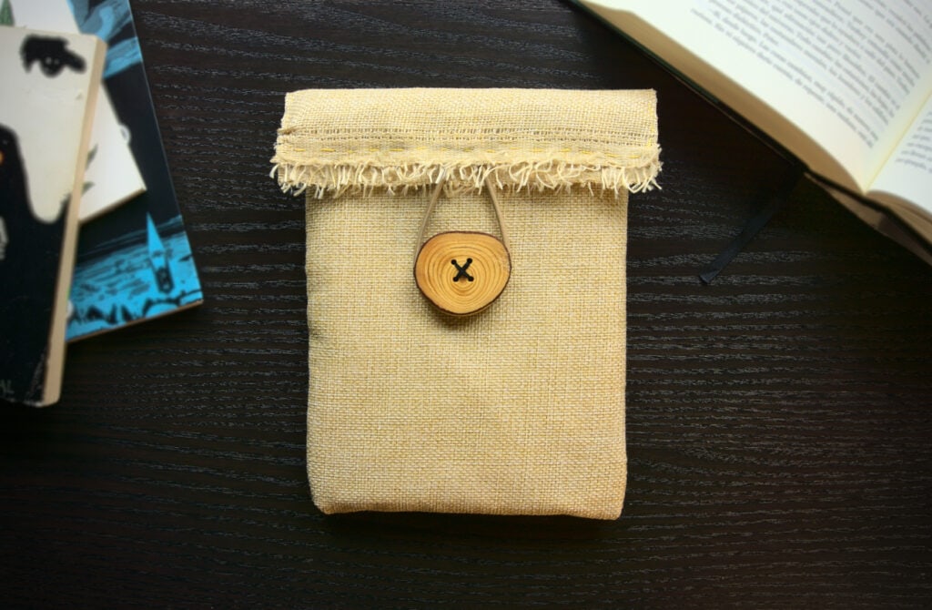 funda para libros hecha con tela y un boton de madera