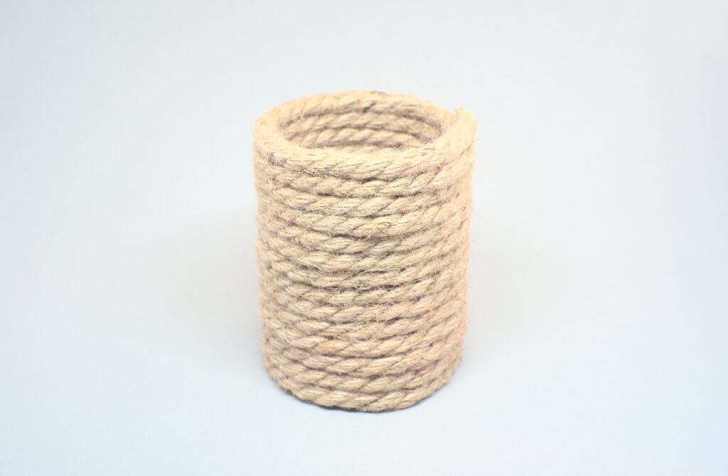 cilindro hecho con cuerda de sisal