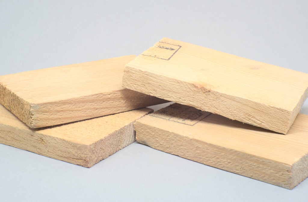 cuatro listones pequeños de madera de pale