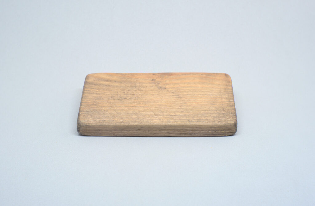 pieza de madera envejecida con betun de judea