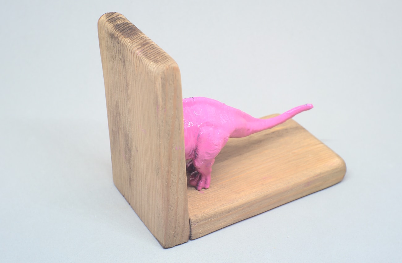soporte de madera con dinosaurio para sujetalibros