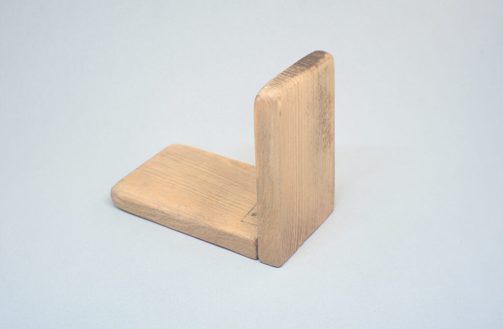 soporte de madera con forma de escuadra