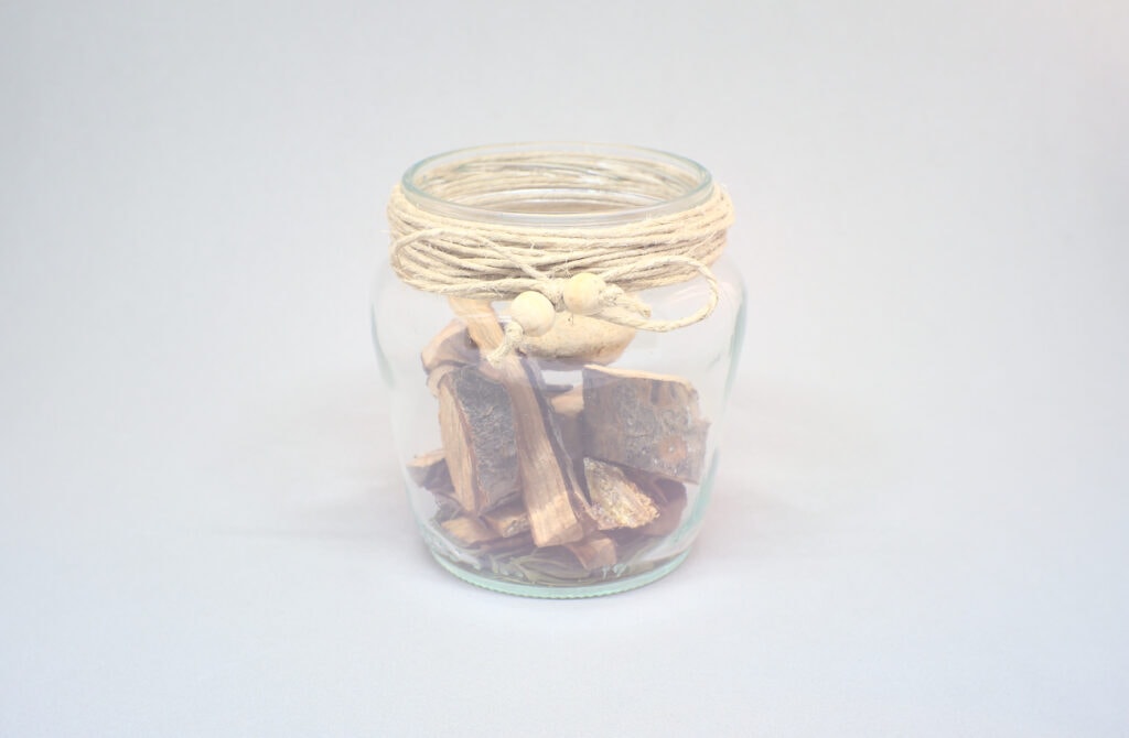 tarro de cristal relleno con trozos de madera