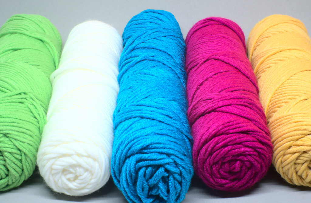 ovillos de hilo de lana de colores