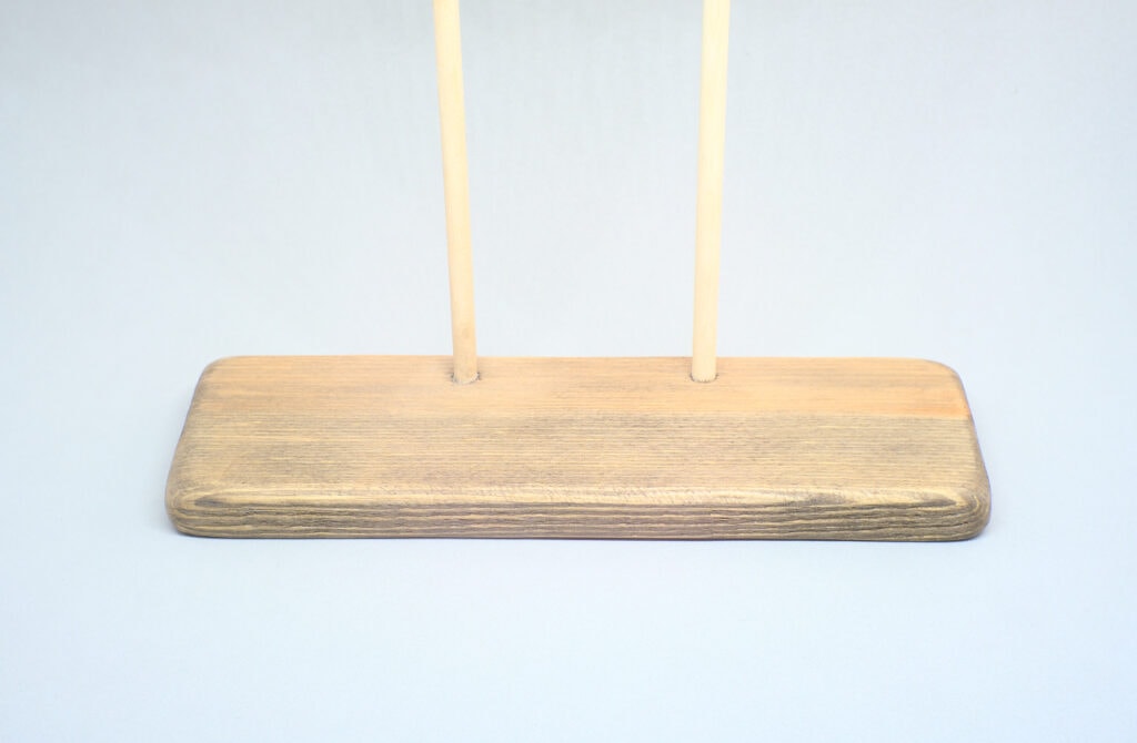 tabla de madera desgastada y envejecida con betun de judea