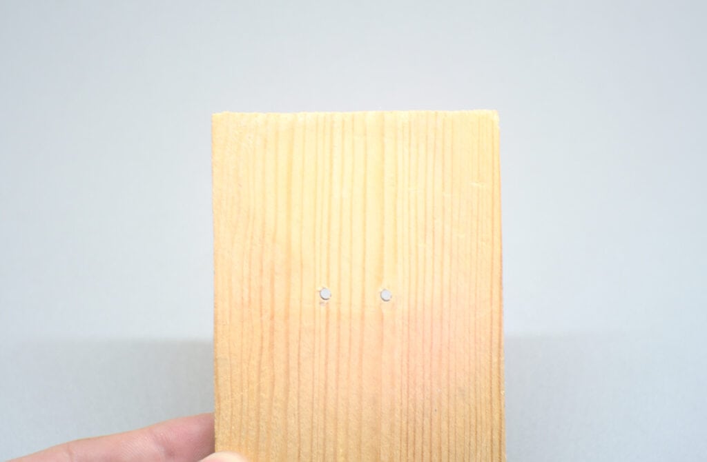 tablon de madera con dos orificios