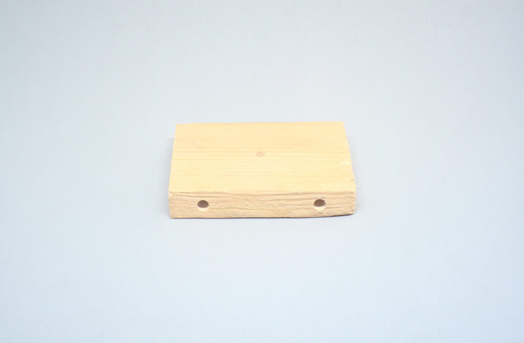 tablon de madera con tres orificios